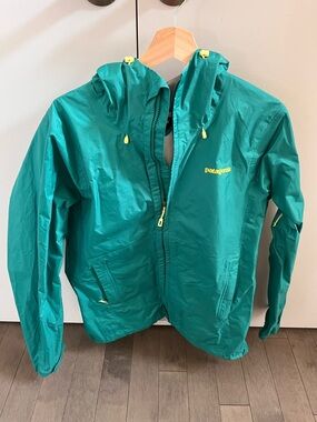 Patagonia Green Turquoise light rain windbreaker type Jacket with Yellow Accents